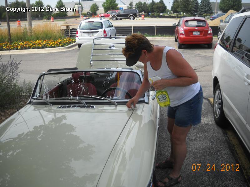 dscn7162.jpg - Diane cleaning her car in preparation for the First Timers' show.