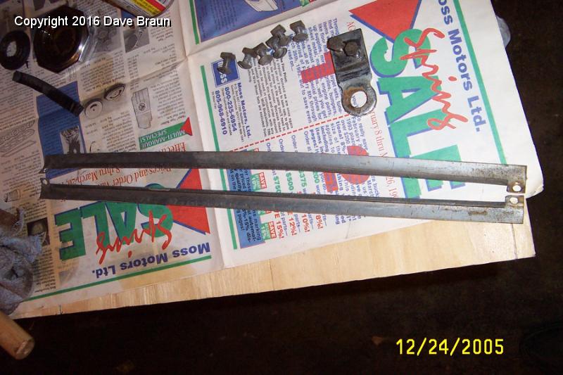 center slats use same mount studs.JPG - First, remove the two center slats. They share common mounting studs top and bottom.