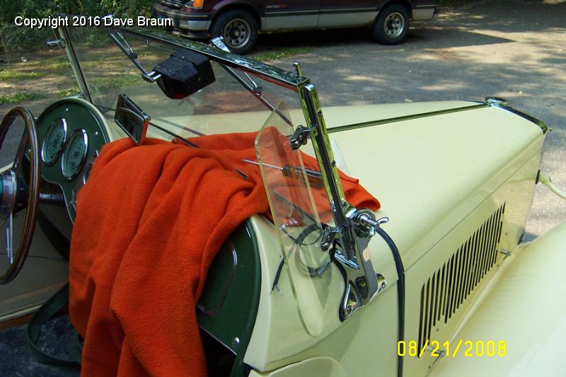 Tigthening windscreen stanchions 01.jpg - Final tightening and adjustment of windscreen stanchion screws