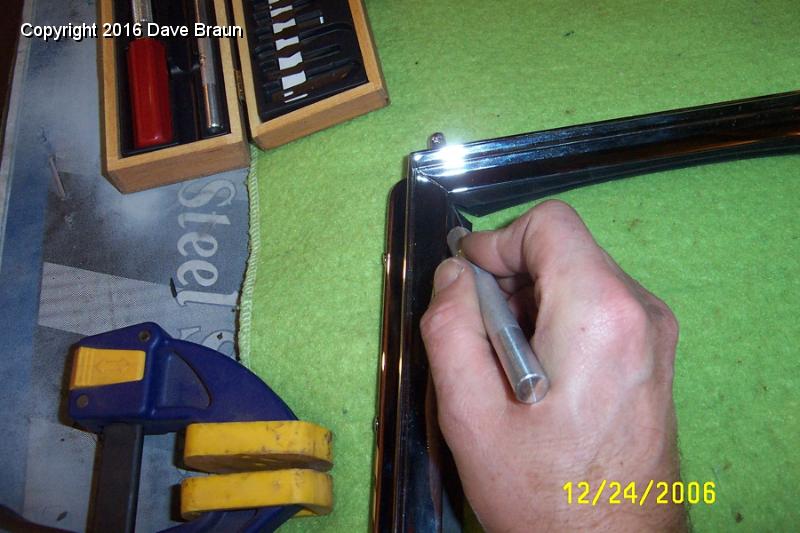 triming gasket on windscreen.jpg - Trimming the gasket. Being a lot more careful!