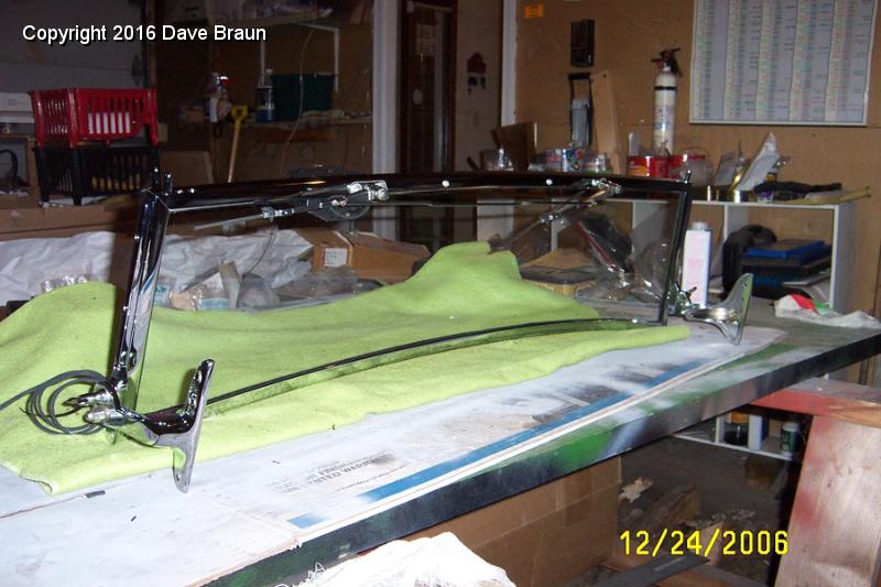 wiper motor everything works.jpg - Windscreen finished. The wiper motor is in a separate chapter here.